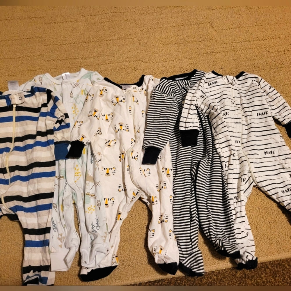 [5 pieces] Baby boy sleepers size 3-6 months